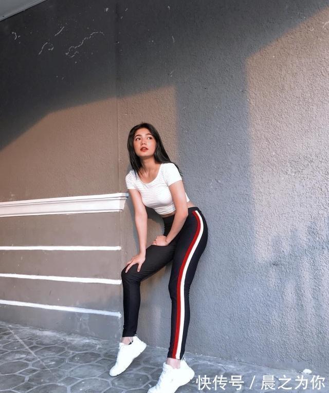 小白鞋展 打底裤美女,穿出格调气质,搭配简约的小白鞋展现出你的帅气