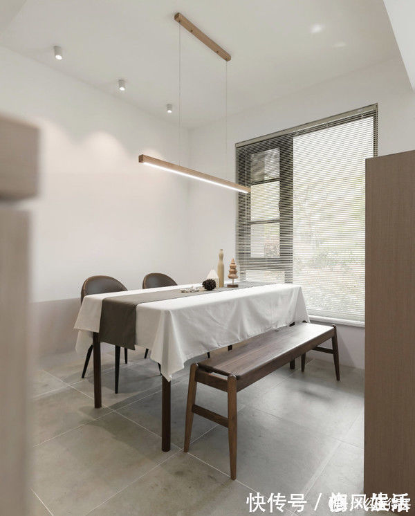 墙面|这对夫妻很有远见,买下120平复式小楼,客厅开阔还有双储物间