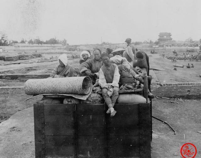 老照片|晚清老照片:小脚贵妇穿华丽汉服,新婚夫妻表情严肃