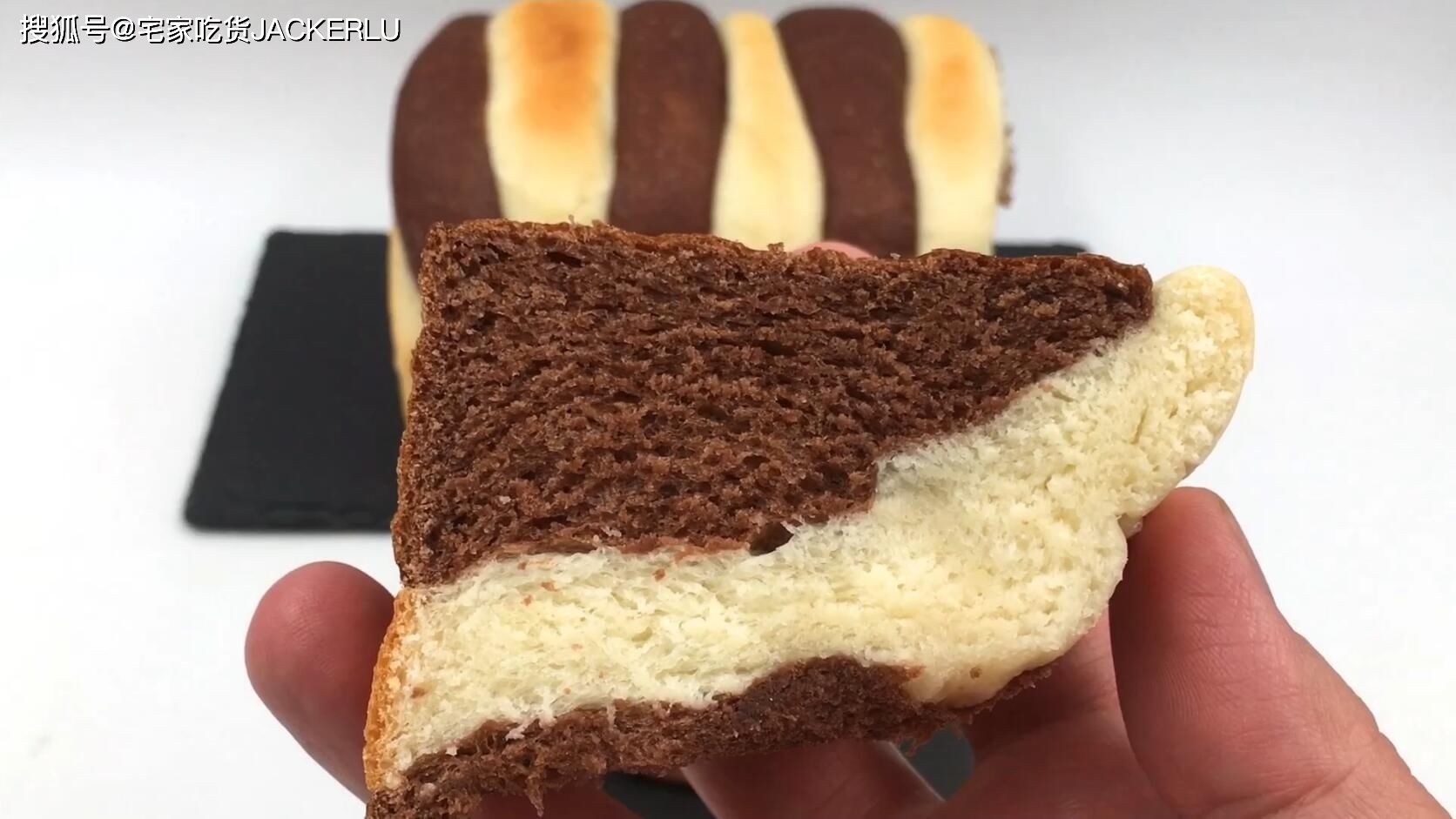 双色吐司面包，牛奶与可可携手共舞，双重味觉享受。