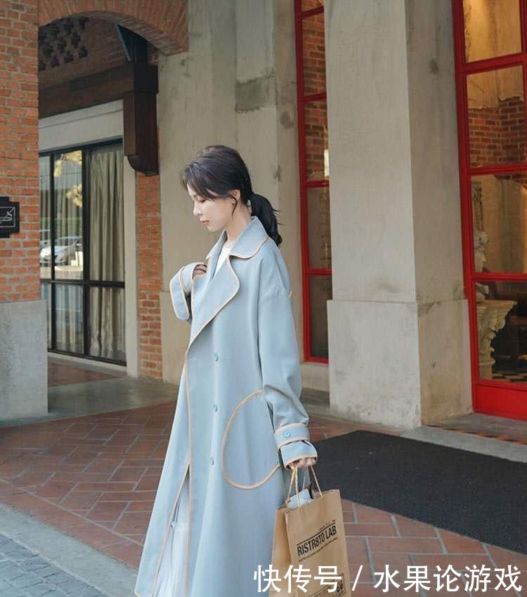 蓝色|雾霾蓝色包边风衣,包了边的风衣才能让这个秋天更显精致
