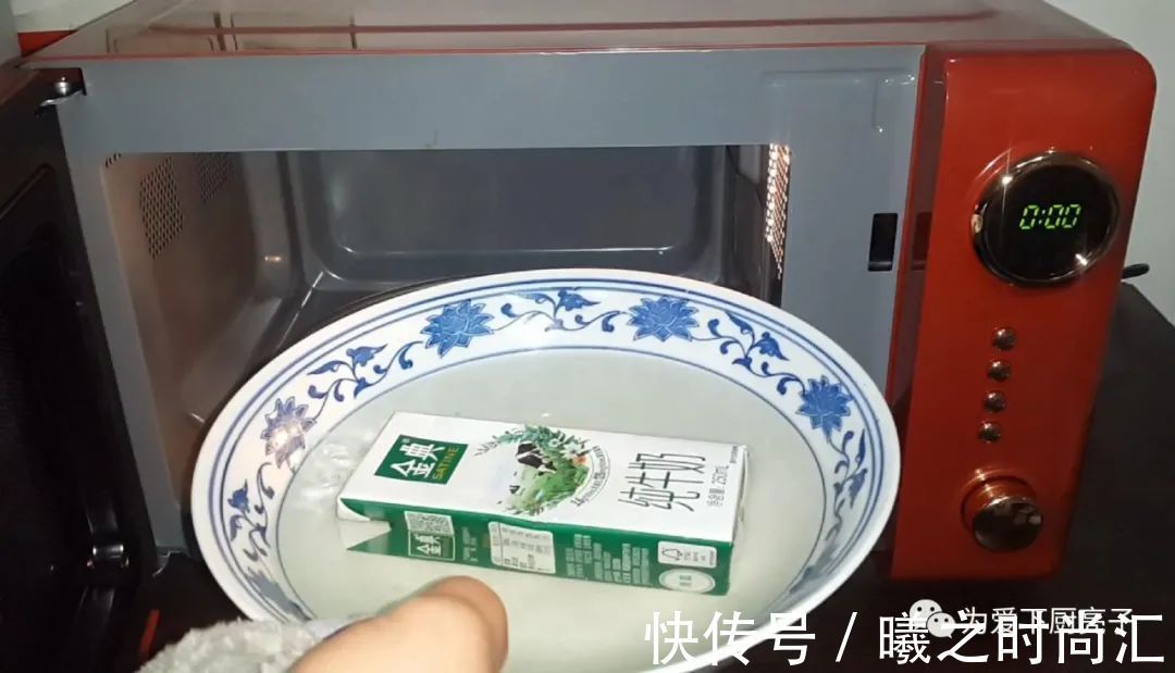 茄子|米饭怎么做才好吃吗,锅里一焖,既有菜又有饭,上桌全家都抢着吃