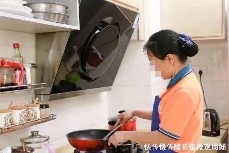 孩子|家里请保姆后，宝宝一个月瘦15斤，父母一查监控，奖励保姆3万元