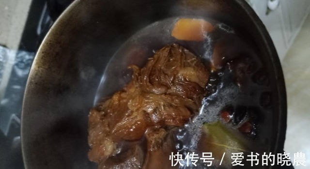 炖牛肉时，只需加入一勺特殊食材，牛肉软烂鲜香没腥味百试百灵！