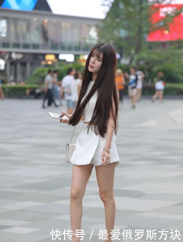 搭配|白色针织背心搭配白色裙裤,简约搭配清爽又宜人