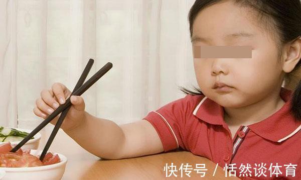 父母|心理分析：孩子吃饭时有个表现，长大后往往可能成为“啃老族”