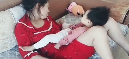 妈妈|为了逗宝宝,妈妈闻了宝宝的脚假装晕倒,接下来宝宝的反应亮了
