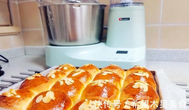 冬日简单方便早餐，椰蓉小面包在家做，香甜松软全家爱吃！