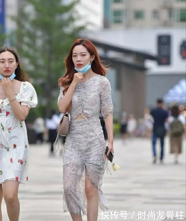 印花 印花两件套,搭配高跟凉鞋,尽显优雅魅力