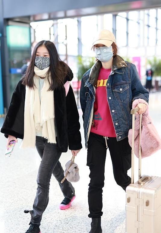 手拎包 马伊琍年后带女走机场,爱马胖太多变眯眯眼,拎大牌包穿貂大变样