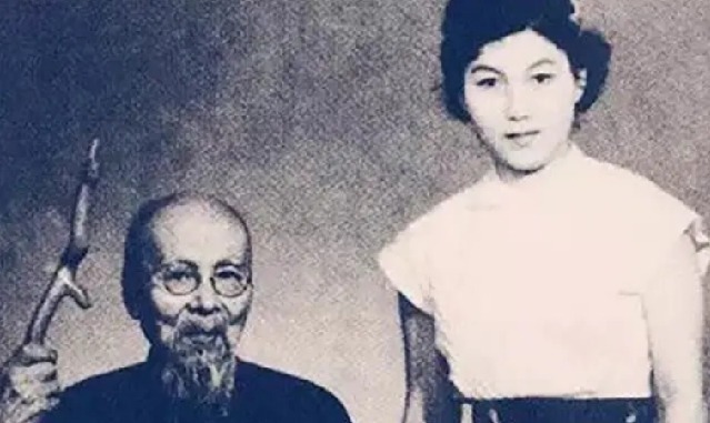 画作&齐白石盯着新凤霞目不转睛,旁人提醒,齐白石怒怼:我偏要看