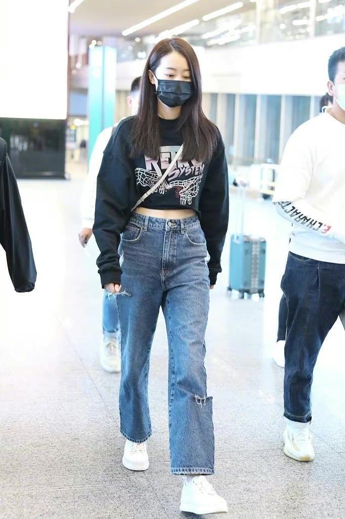 何超莲的长腿真长脸,穿牛仔衬衫配紧身牛仔裤高挑纤瘦,青春活力