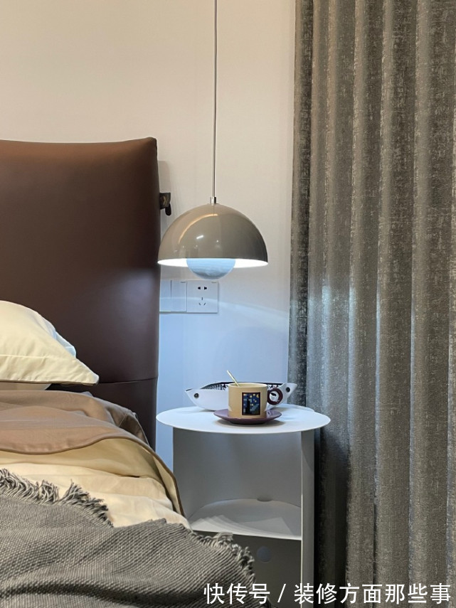 爱格|115平现代简约风,灰色影视墙是格栅和木饰面的结合