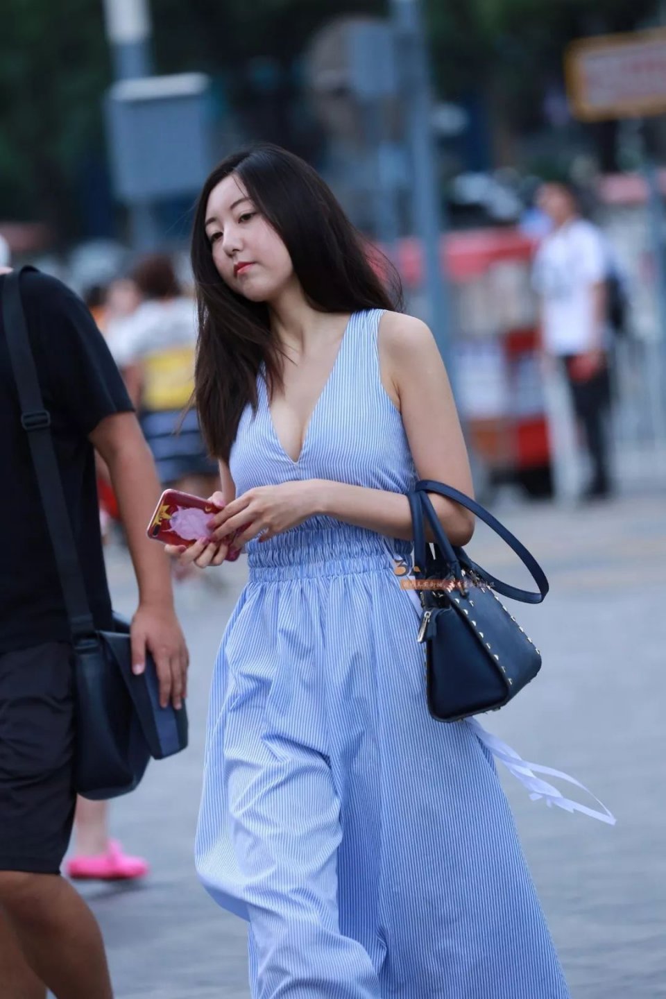 蓝色连衣裙,雾远没有散尽,给你支一小舟