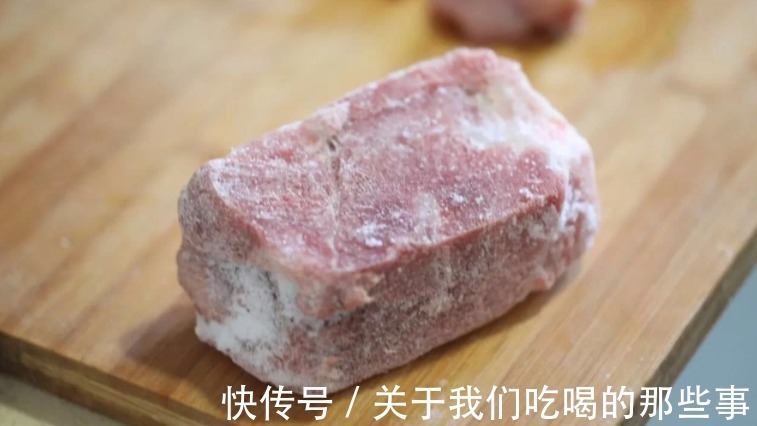 无论什么肉,就算冻得再硬,学会这个方法,10分钟解冻,口感鲜嫩
