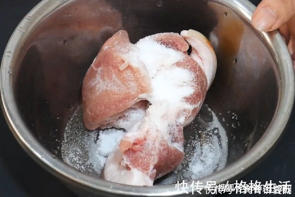 解冻猪肉时,别只会用水泡,30年大厨教你一招,5分钟快速解冻!
