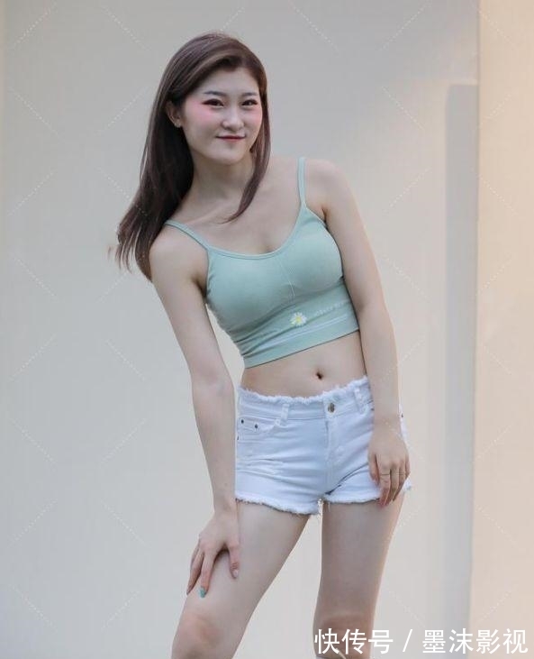 可爱 美女小背心搭毛茸茸短裤,超可爱超性感的小清新穿搭