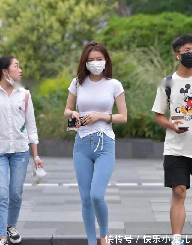 打底裤 黑色吊带搭配同色系牛仔短裤,好看又不土气,赶快穿起来