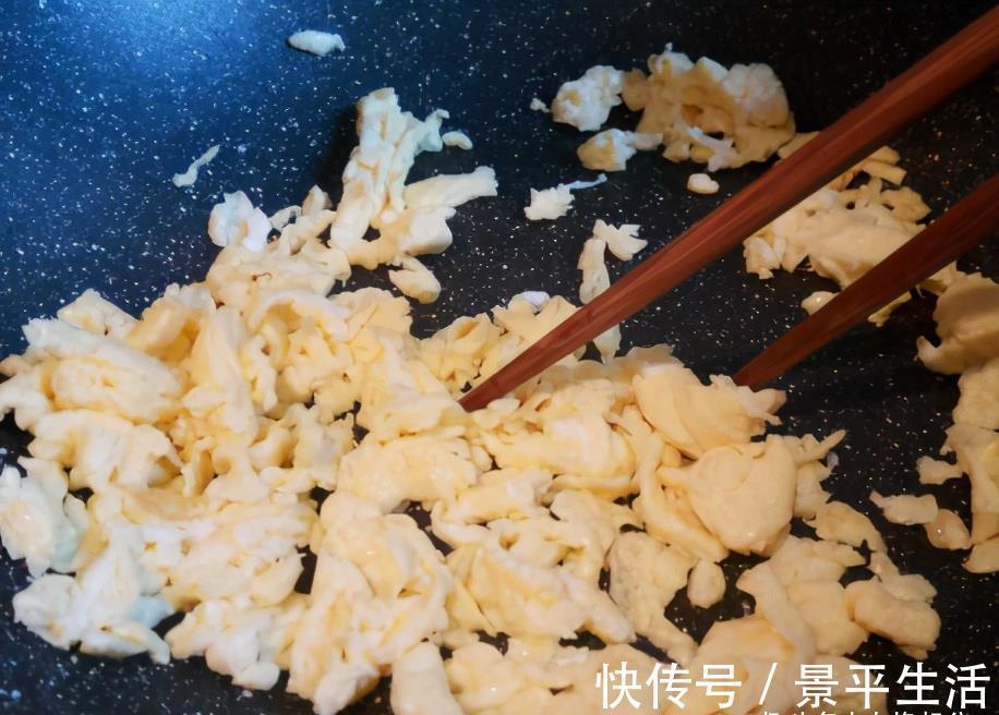 薄皮|韭菜盒子最简单的做法，不揉面也不擀面，韭菜盒子个个薄皮馅大