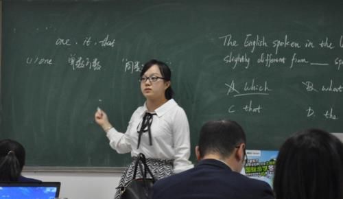 “佛系教师”随缘教学，引起家长不满，老师反笑：这不怪我