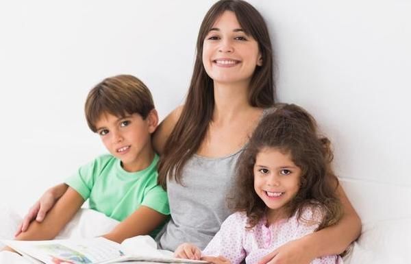 笑笑|妈,有小男孩亲我一下”,两个妈妈不同回答,让孩子的人生不同