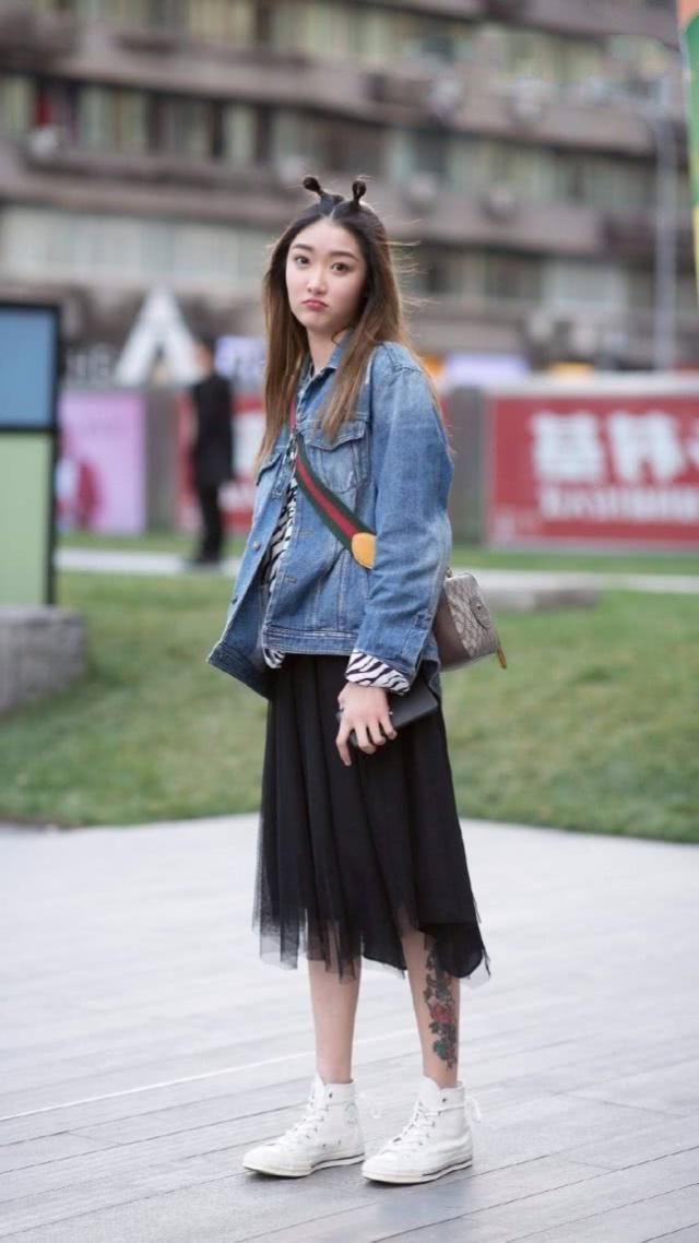 美女|穿搭紧身牛仔裤美女身材苗条,在修身方面未充分发挥牛仔裤的优势