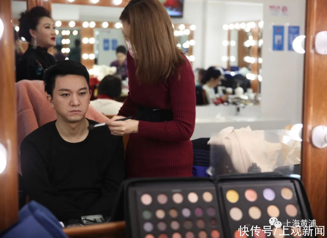 我们这样过年｜从央视春晚到天蟾逸夫舞台，“和观众在舞台上见面”