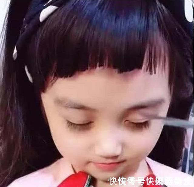 剪头|宝妈给女儿剪刘海像“狗啃”，孩子睁开眼睛后，网友：靠颜值硬撑