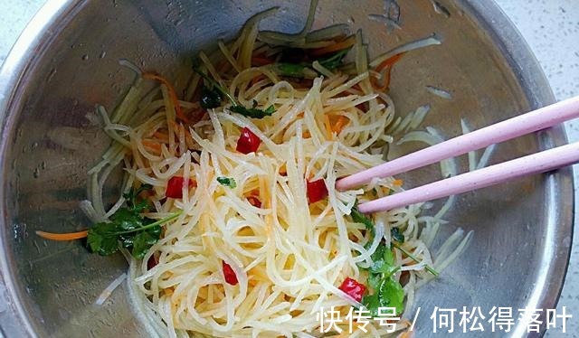 下饭|土豆丝这样凉拌，酸辣爽口，不油腻，步骤简单，好吃下饭！