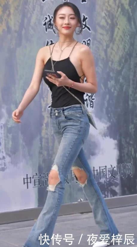 街拍美女:深色上衣和浅色牛仔裤搭配,十分减龄