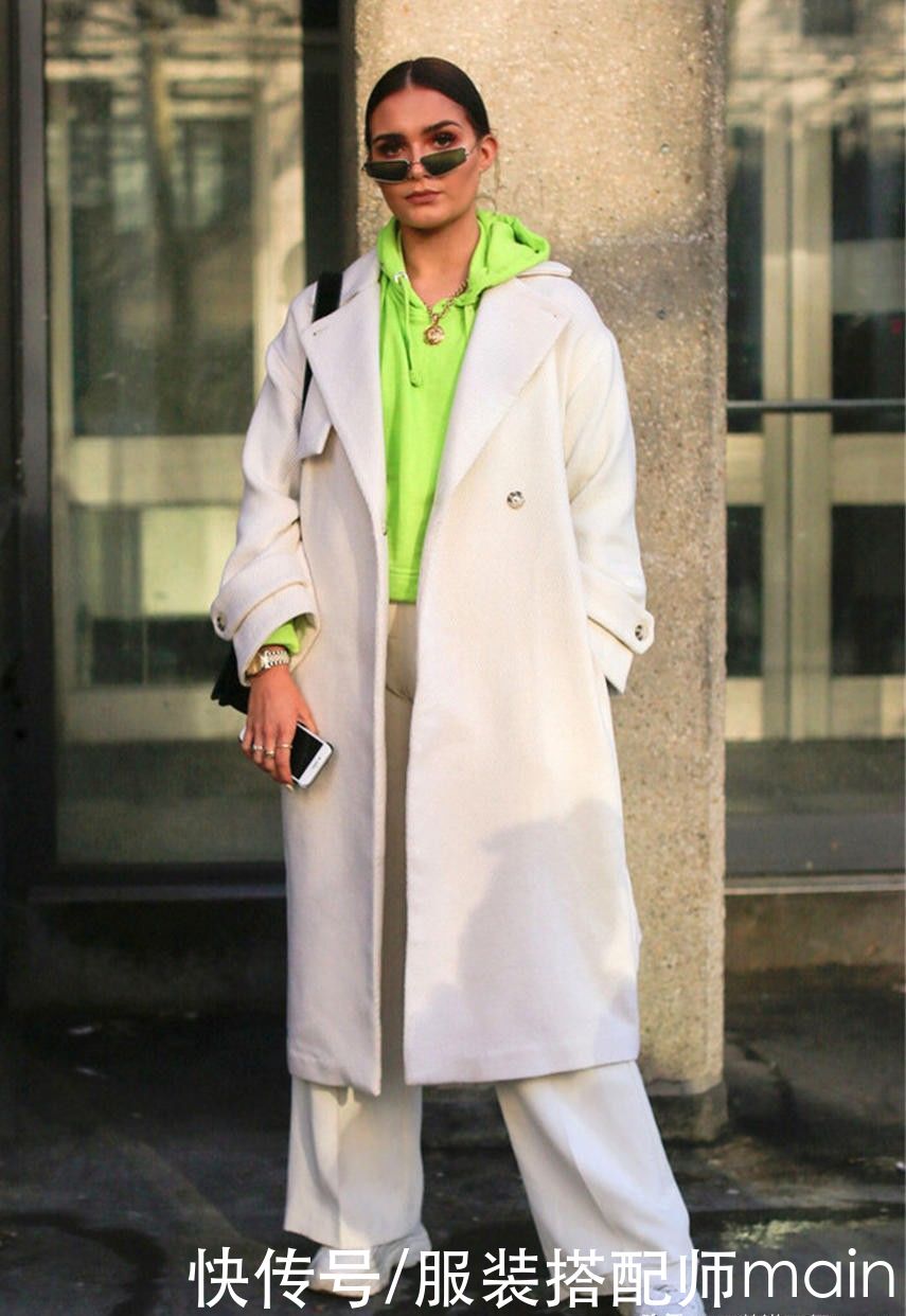 “大衣+连帽卫衣”才是今冬的王炸组合，高级又时髦，谁穿谁好看