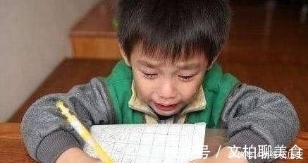 作业|宝妈发现儿子刷牙一动不动,十分钟还没刷完,走近后却忍不住泪目