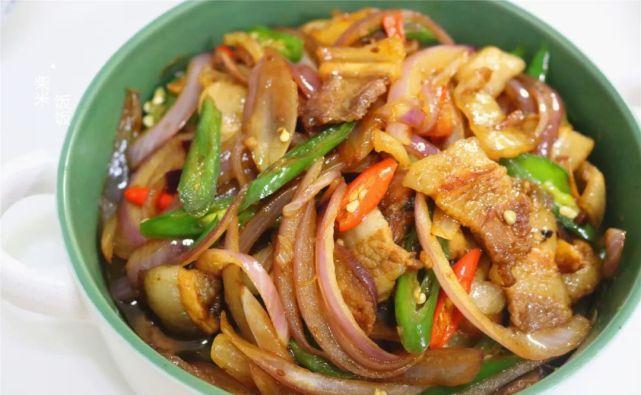 这道菜简单又好吃，大火快炒，几分钟上桌，香辣开胃吃不够