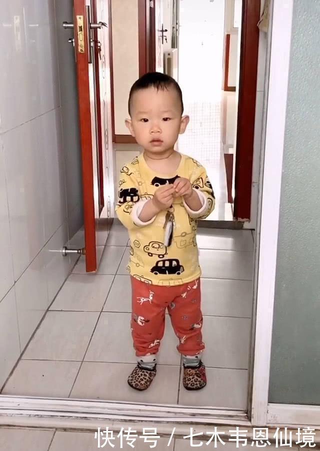 天真|妈妈上厕所发现没纸了,求助儿子,宝宝送来手纸那一刻妈妈无语了