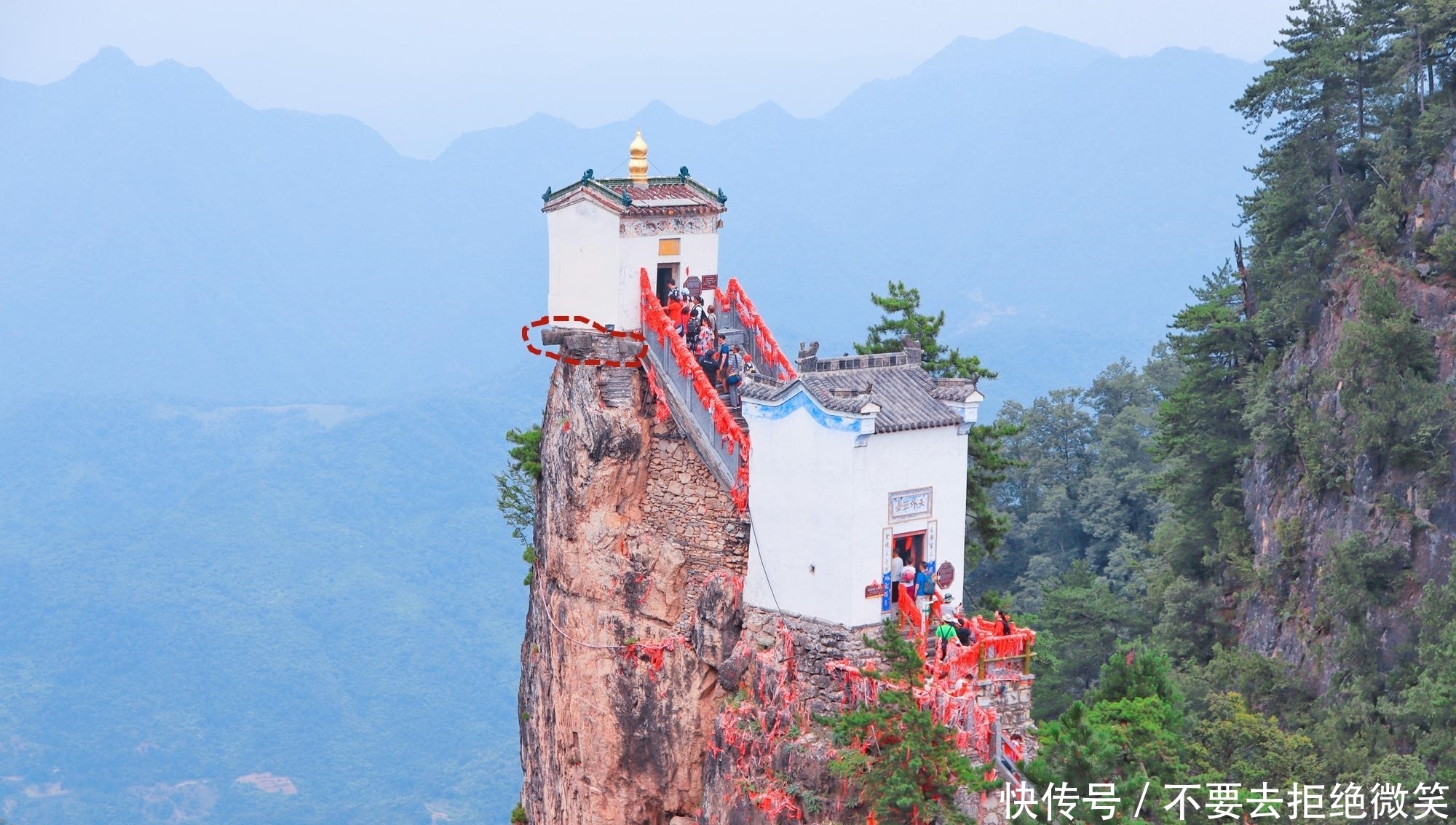 靠四根石柱撑起的道观，建于1660米悬崖上，历经500年不倒