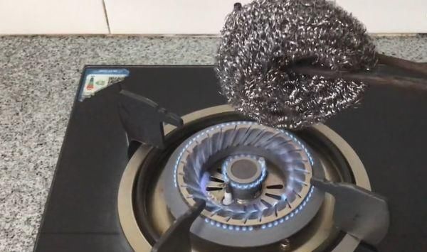 好多人|把钢丝球放火上烤一烤,好多人不知道有啥用,10个家庭9个都需要