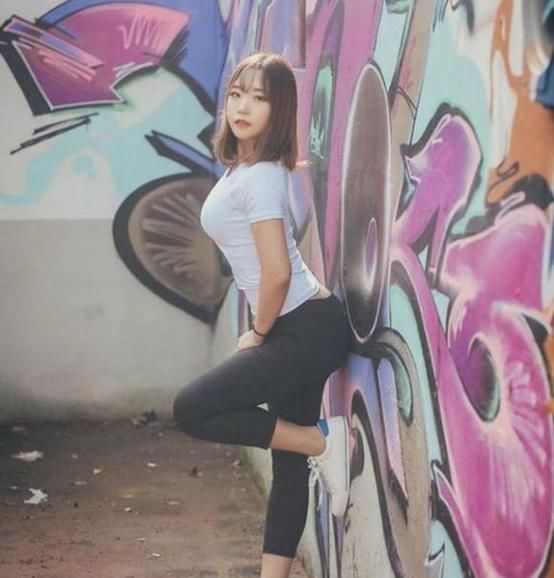 简约时尚还显年轻的小姐姐,聪慧优雅,青春活力又减龄