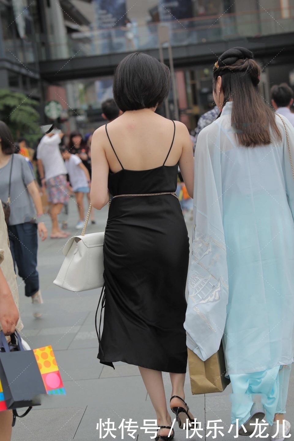 连衣裙|姜黄色收腰连衣裙,勾勒婀娜多姿的身段,搭配大波浪发型时尚大气