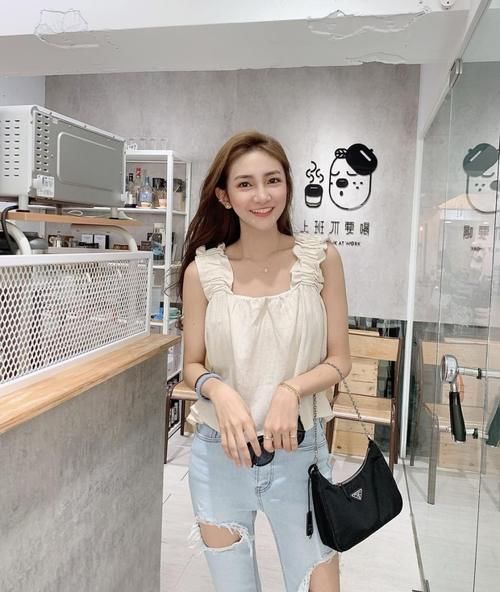 短裙|短裙小姐姐:迷人短裙白嫩肤色秀出来,香肩水蛇腰迷人