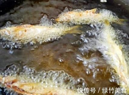 炸鱼时,用面粉还是淀粉?都不对!教你正确做法,酥脆鲜嫩特别香