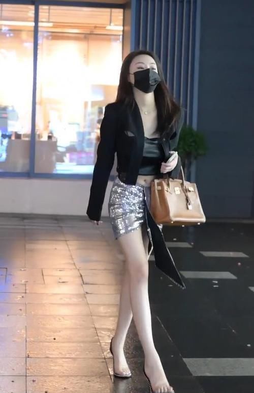 银色的小裙,减龄又拉风,看着像都市女郎!