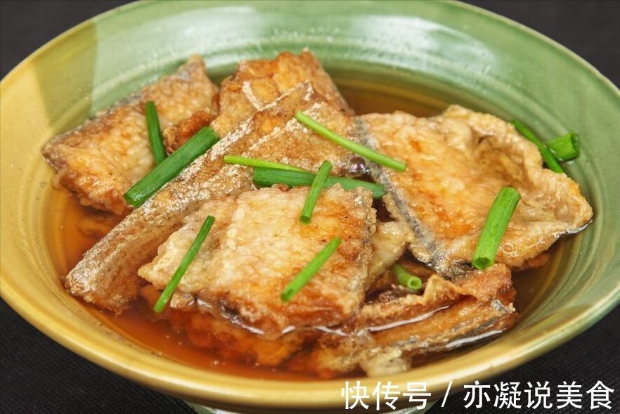 煎带鱼，用面粉还是淀粉大厨教你一招，口感香酥脆，好吃不油腻
