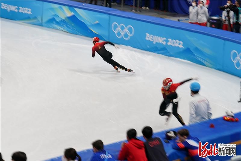 孙龙|组图｜短道速滑男子1500米接力A组决赛在首都体育馆举行，孙龙在比赛中不慎摔倒