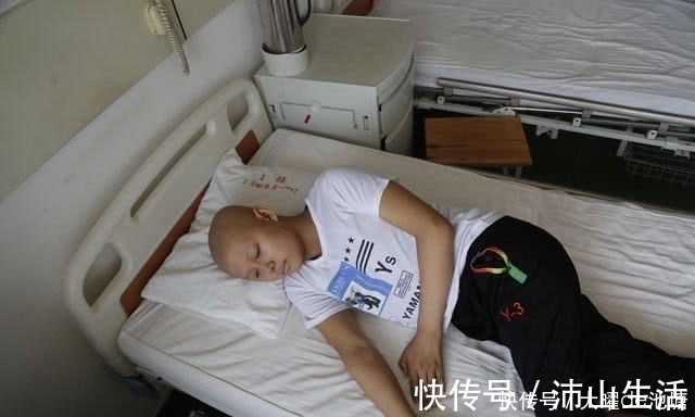 治疗|男孩患恶性肿瘤,被父母送往大医院治疗,前不久病情突然恶化!