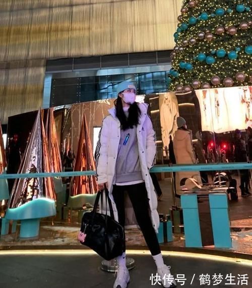 打底衫 最近流行起一种新穿搭,叫“长款羽绒服+鲨鱼裤”,保暖又显瘦