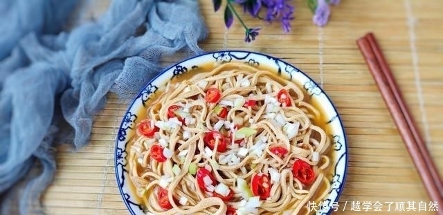 菜市场遇到它别手软，4块1斤营养高，切丝浇上酱汁焖一锅，够鲜美