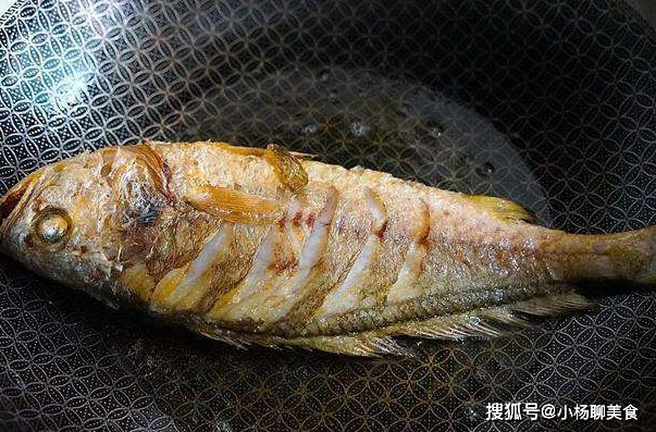 鱼肉|煎鱼时，千万不要直接下油锅，掌握3个技巧，鱼肉不粘锅不破皮
