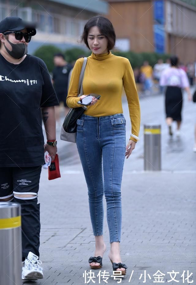 经典黄色紧身上衣,搭配铅笔裤显腿长,高跟鞋中藏“蝴蝶结”显气质