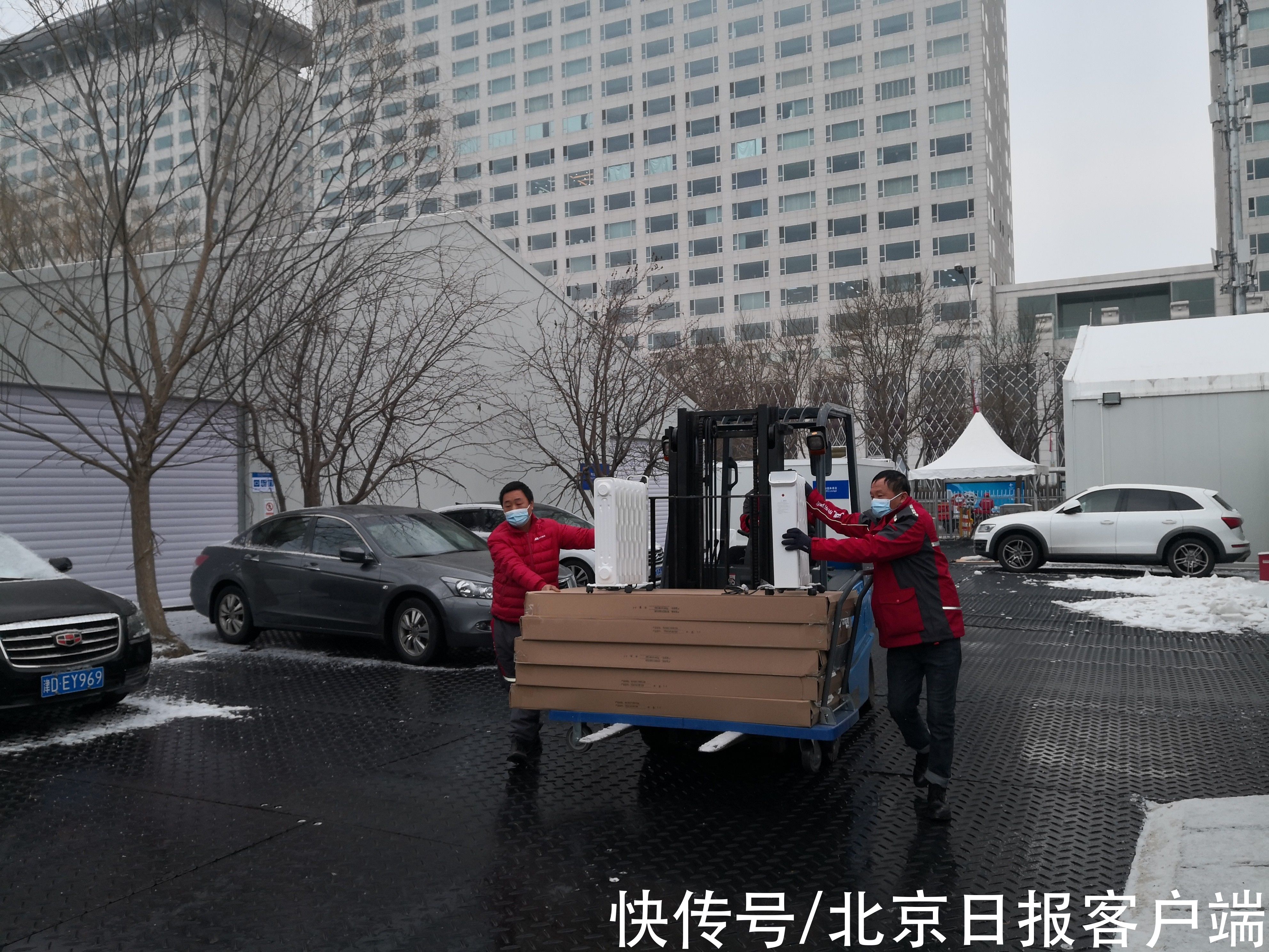 工作人员|大寒节气京城喜降瑞雪，冰立方加紧赛前准备工作不松懈