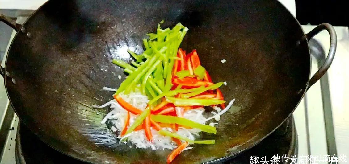 炒丝瓜时，最忌直接放油，教你饭店做法，丝瓜翠绿不出水不发黑